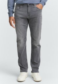 Прямые джинсы