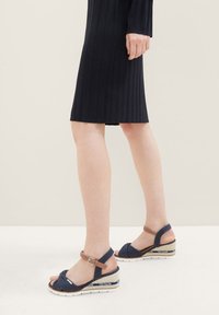 Босоножки на танкетке Босоножки на танкетке