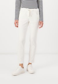 Короткие джинсы