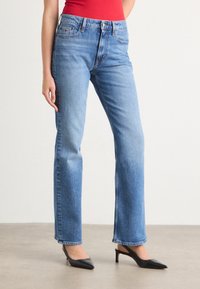 Клешеные брюки