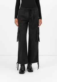 Брюки с накладными карманами