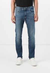 Узкие джинсы