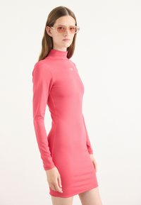 Платье футляр