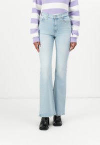 Прямые джинсы