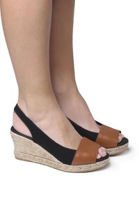 Туфли на танкетке