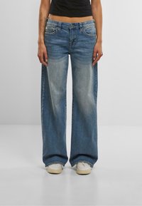 Свободные джинсы