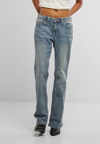 Клешеные джинсы