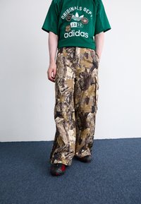 Брюки с накладными карманами