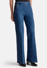 Клешеные джинсы