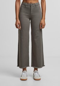 Короткие джинсы