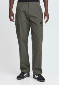 Брюки с накладными карманами