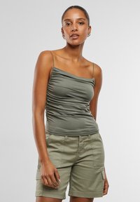 Топ на бретельках