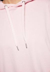 Пуловер с капюшоном Пуловер с капюшоном