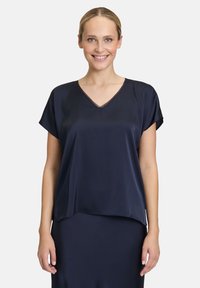 Атласная блузка