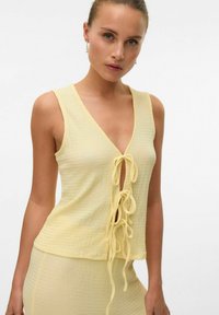 Блузка без рукавов