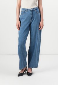 Джинсы Джинсы