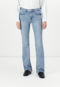 Клешеные брюки