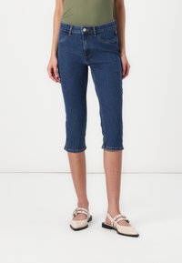 Короткие джинсы