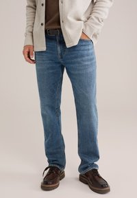 Узкие джинсы