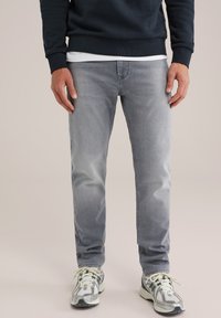 Прямые джинсы