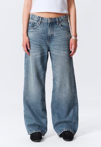 Свободные джинсы