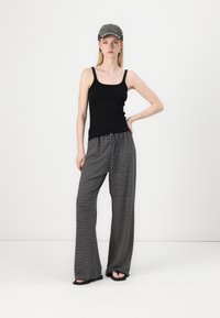 Топ на бретельках