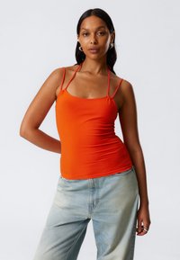 Топ на бретельках