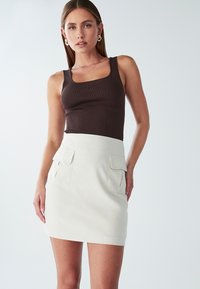 Юбка с накладными карманами