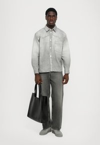 Свободные джинсы