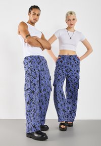 Брюки с накладными карманами