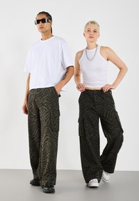 Брюки с накладными карманами Брюки с накладными карманами