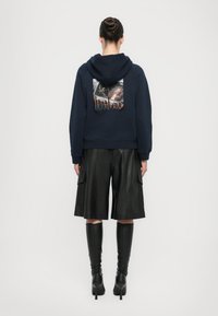 Пуловер с капюшоном