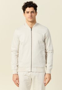 Куртка бомбер