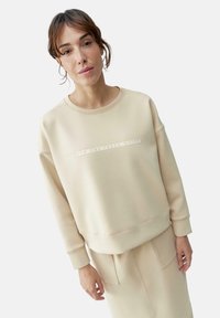 Спортивная толстовка