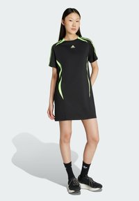 Вязаное платье