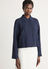 Короткая куртка