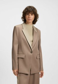 Короткое пальто