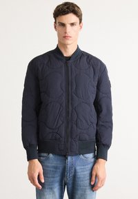 Куртка бомбер