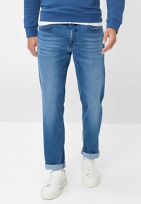 Узкие джинсы