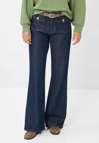 Клешеные джинсы