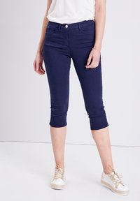 Короткие джинсы