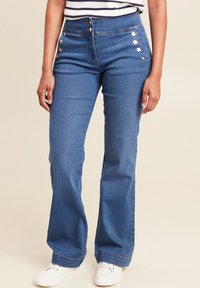 Клешеные брюки