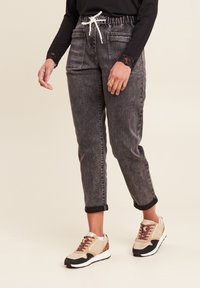 Короткие джинсы