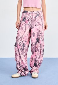 Брюки с накладными карманами