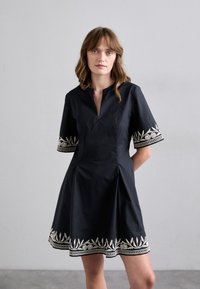 Короткое платье Короткое платье