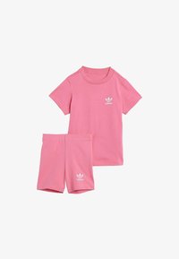 Набор одежды