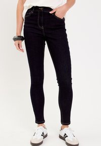 Короткие джинсы