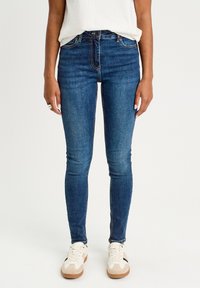 Узкие джинсы