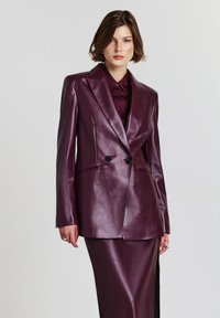 Пальто из искусственной кожи