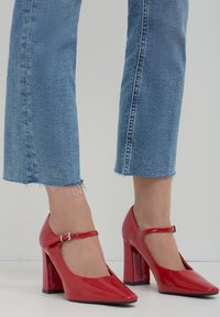 Туфли с высоким носом